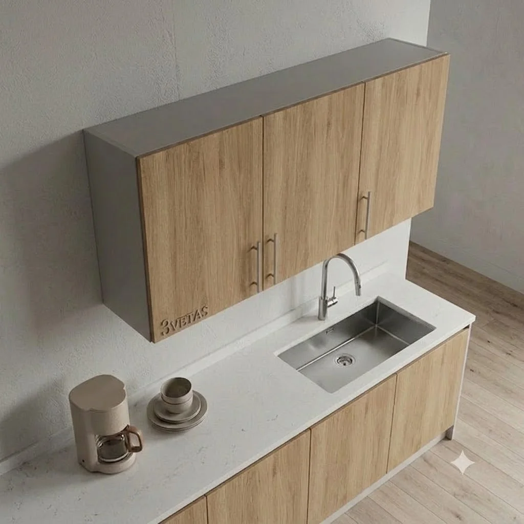 Vista aérea en perspectiva de un anaquel superior de cocina de 120 cm de ancho con estructura gris claro y tres puertas en textura amaderada Rovere. El mueble flotante posee tiradores metálicos y se ubica sobre un mesón blanco con fregadero de acero inoxidable.
