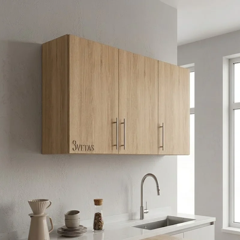 Módulo de anaquel aéreo de cocina de 120 cm de ancho en textura amaderada Rovere con tres puertas y tiradores metálicos verticales. El mueble flotante está instalado sobre una encimera blanca con fregadero, frente a una barra de cocina amaderada.