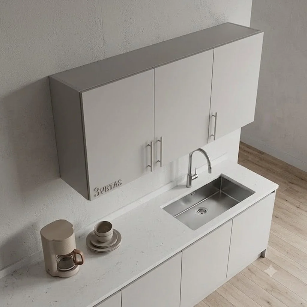 Vista aérea en perspectiva de un anaquel superior de cocina de 120 cm de ancho en color gris claro mate. El módulo flotante tiene tres puertas con tiradores metálicos y se ubica sobre una encimera blanca con fregadero de acero inoxidable.
