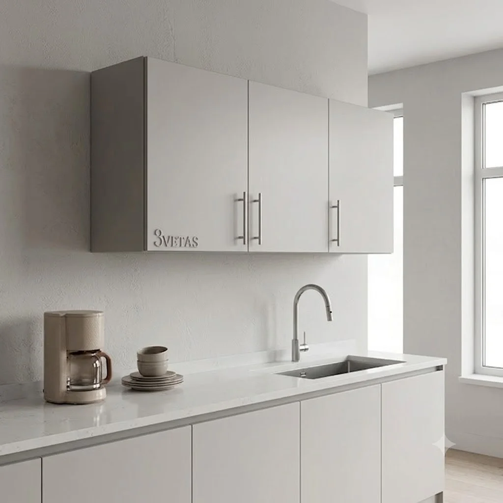 Módulo de anaquel aéreo de cocina de 120 cm de ancho por 60 cm de alto en acabado gris claro mate, instalado sobre un mesón blanco con fregadero. El mueble flotante de tres puertas cuenta con tiradores metálicos de diseño minimalista.