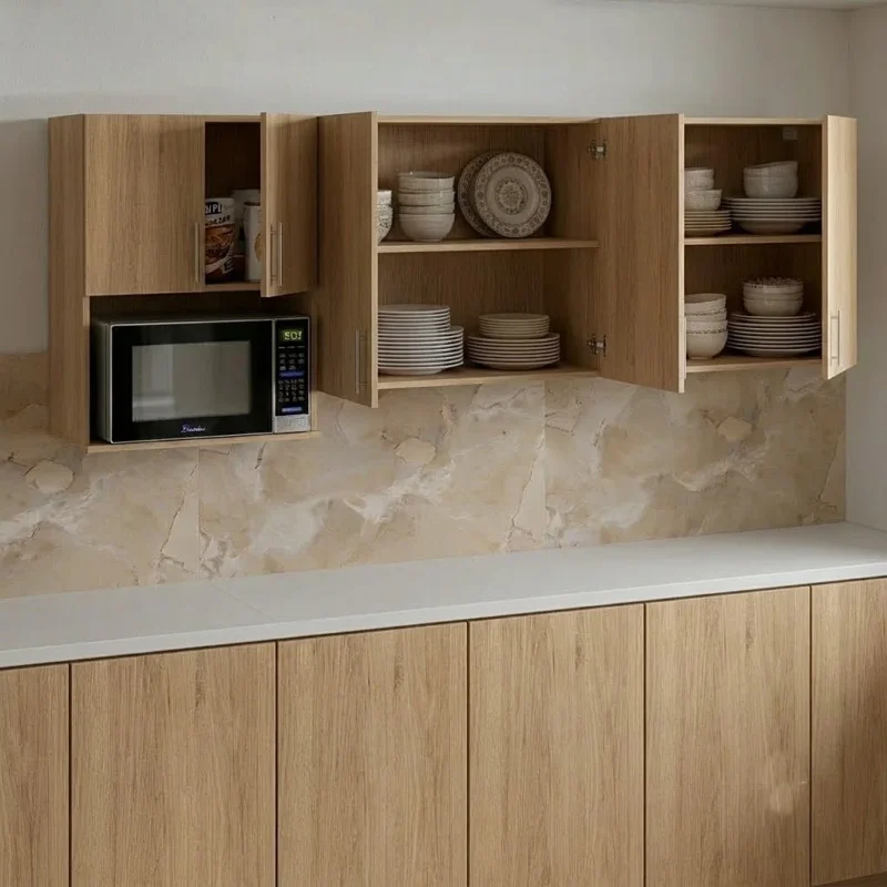 Vista de anaqueles de cocina altos en textura amaderada Rovere, fabricados en aglomerado tropicalizado de 15 mm. El mueble modular incluye un anaquel de cocina para microondas y compartimentos organizadores abiertos y cerrados con platos y vajilla.
