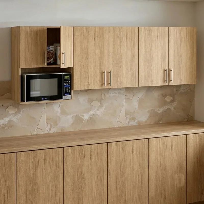 Vista de anaqueles de cocina altos y bajos en textura amaderada Rovere, fabricados con aglomerado tropicalizado. El conjunto modular superior cuenta con puertas cerradas y un espacio abierto que funciona como anaquel de cocina para microondas.
