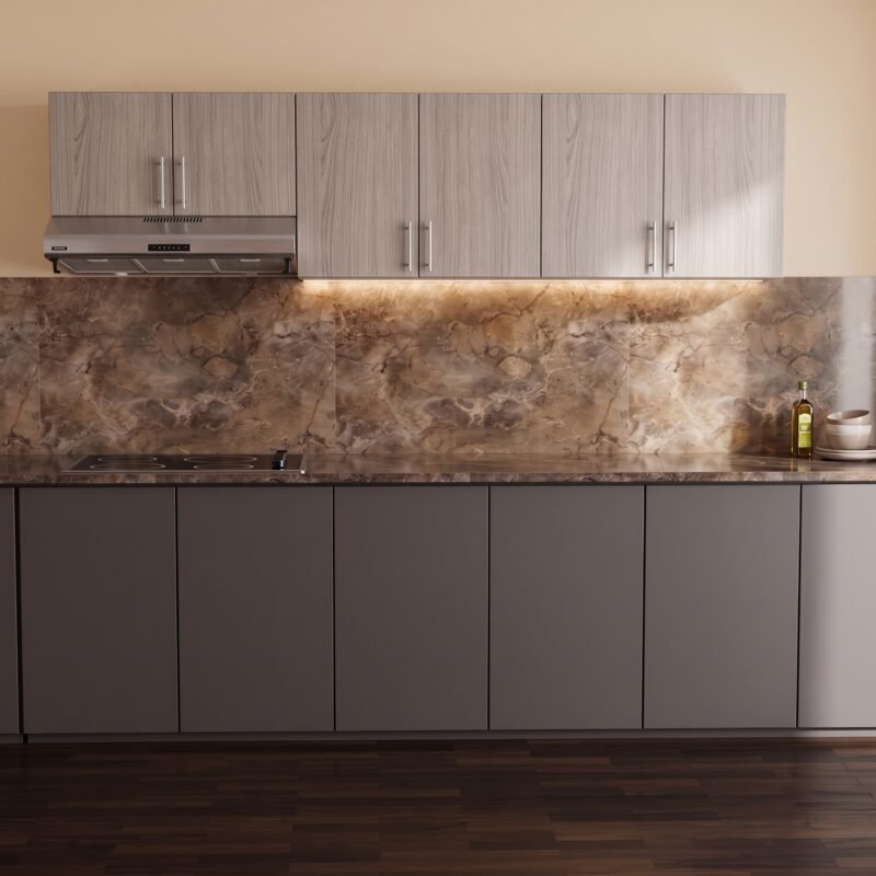 Diseño de cocina integral moderna con anaqueles de cocina aéreos en textura tono ceniza e iluminación LED, salpicadero de mármol marrón y muebles bajos en gris oscuro.