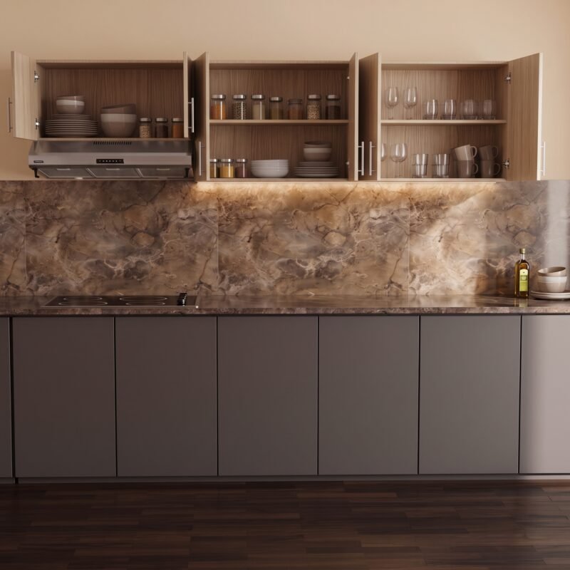 Diseño de cocina integral moderna con anaqueles de cocina aéreos en color blanco e iluminación LED, salpicadero de mármol marrón, muebles bajos gris oscuro y piso de madera.