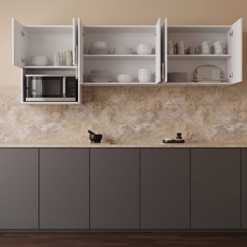 Una vista frontal de armarios de cocina grises y blancos con las puertas superiores abiertas, revelando estantes vacíos y un microondas empotrado a la izquierda. Un salpicadero de mármol beige con un patrón de vetas marrones claros se extiende entre los armarios superiores e inferiores. En la encimera, hay un mortero y mano negros, y un dispensador de jabón en una bandeja negra. El suelo es de madera oscura.