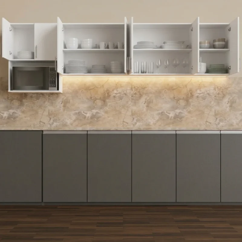 Vista frontal de cocina moderna con anaqueles aéreos blancos de puertas abiertas llenos de platos, tazas y copas de cristal, espacio para microondas a la izquierda, iluminación LED cálida y muebles bajos en gris mate.
