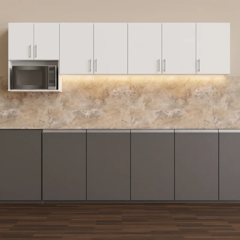 Vista frontal de cocina moderna con anaqueles aéreos cerrados en melamina blanco mate, nicho para microondas en el extremo izquierdo, luz LED cálida inferior y muebles bajos en gris oscuro mate.