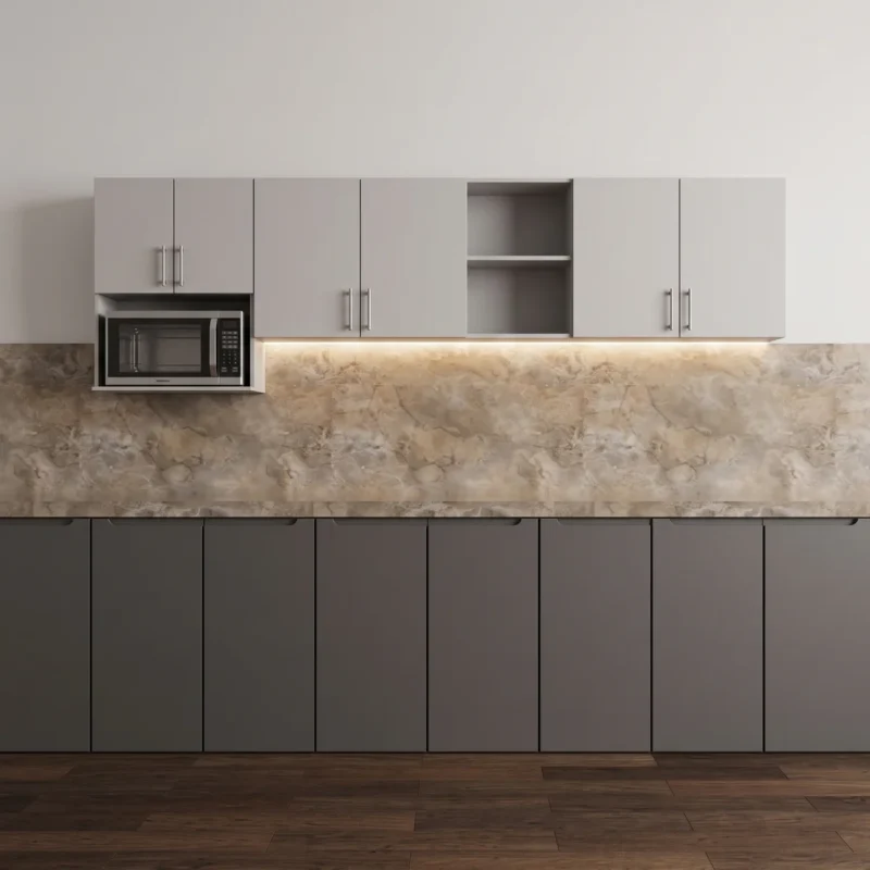 Vista frontal de cocina moderna con anaqueles aéreos en tono gris claro, nicho para microondas a la izquierda, nicho abierto central con vajilla negra, luz LED cálida inferior y muebles bajos en gris oscuro mate sobre piso amaderado.