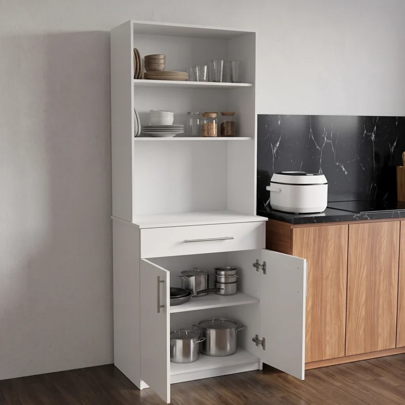 Alacena de cocina en melamina blanco mate con nicho central para microondas, cajón horizontal y dos puertas inferiores con jaladeras tubulares en un ambiente de cocina moderna.