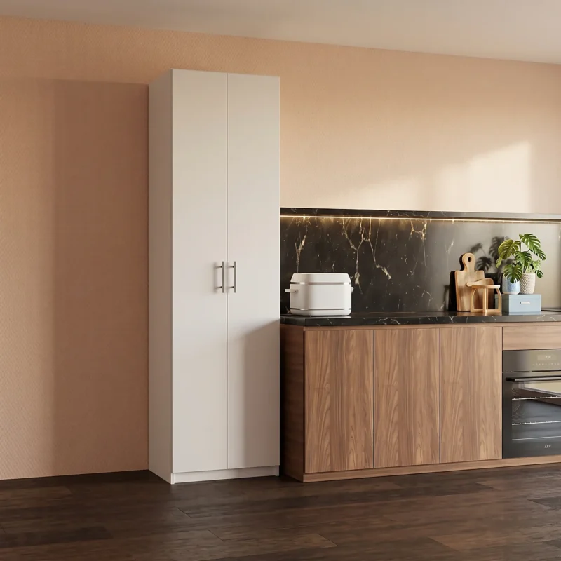 Alacena de cocina en melamina RH resistente a la humedad con repisas organizadas y cocina moderna al fondo.
