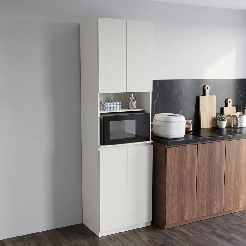Alacena torre para cocina en melamina color Blanco con nicho central para microondas, repisa superior y 4 puertas de almacenamiento.