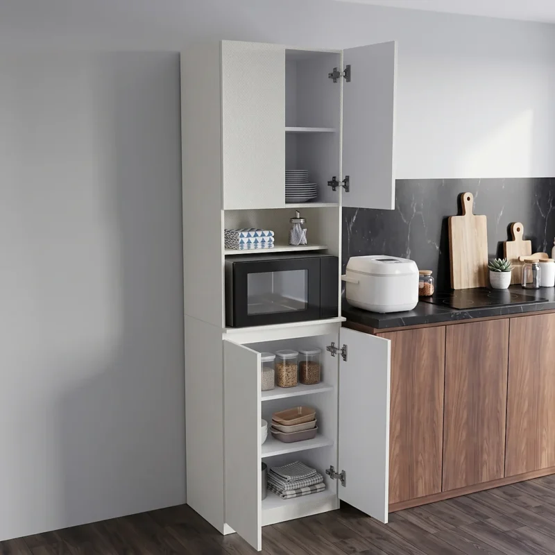 Alacena torre de cocina en melamina color Blanco con puertas abiertas mostrando repisas interiores de organización, vajilla y microondas.