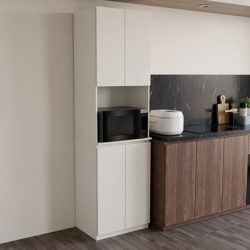 Alacena torre de cocina en melamina color Blanco Fantasía con microondas integrado en nicho central y 4 puertas cerradas.