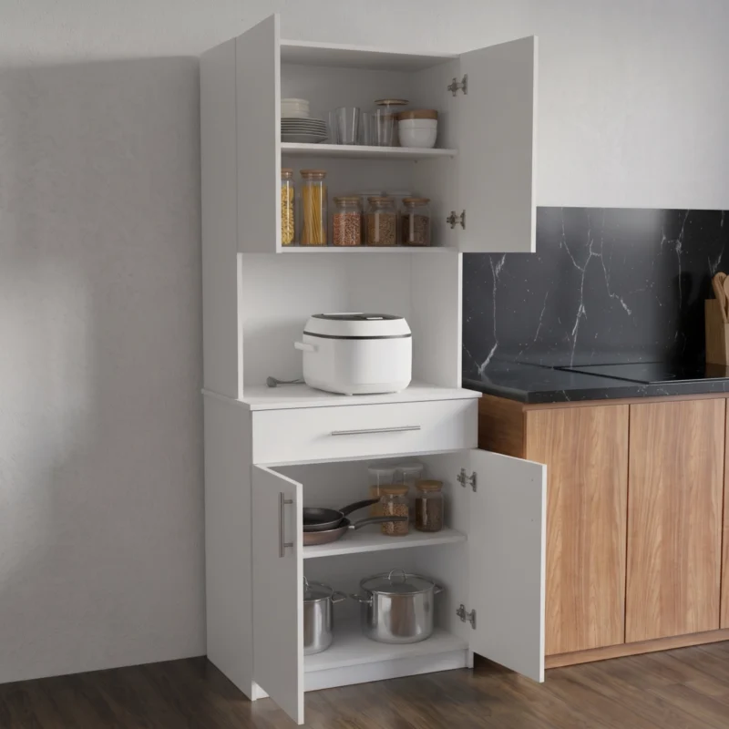 Alacena de cocina en melamina blanco mate con nicho central para microondas, cajón horizontal y dos puertas inferiores con jaladeras tubulares en un ambiente de cocina moderna.